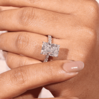 Anillo de Diamante Cultivado en Laboratorio con Corte Radiante de 5 Quilates, Oro Blanco de 14K/18K, Banda Eternity de 4 Puntas con Pavé, Certificado IGI, Color E, VVS2, Lujoso