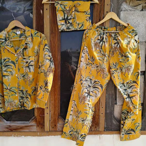 Ensemble de pyjama en coton à imprimé floral fait main Vêtements de nuit pour femmes Ensemble de pyjama de demoiselle d'honneur fait main - Product Image 1