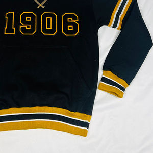 Alpha Black Chenille Stripe Arm Crewneck-Sudadera con letras griegas bordadas con bolsillo canguro - Product Image 6