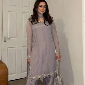 Ensemble Kurta élégant à embellissement mauve avec détails perlés et tenue de fête festive Dupatta pour femme Look ethnique glamour - Product Image 1