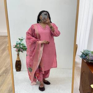 Ensemble de pantalons Premium Gadwal Soft Kurti avec col artisanal et jacquard Zari Dupatta Ethnic Collection 3 pièces - Product Image 1