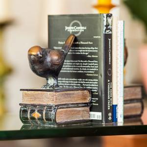 Porte-livres en forme d'oiseau finition antique, parfait pour la décoration intérieure traditionnelle, le style bibliothèque et l'exposition élégante de collections de livres, en provenance d'Inde - Product Image 3