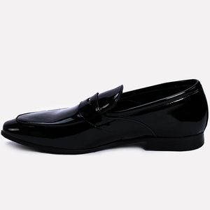 Ensemble de chaussures en cuir noir pour hommes de qualité supérieure, conçues avec des coutures de qualité et une semelle extérieure robuste, style professionnel élégant, finition lisse - Product Image 3