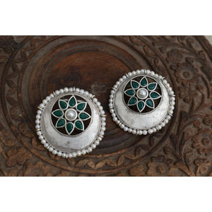 ต่างหูแบบห่วงประดับลูกปัดทองเหลืองลายเงินโบราณ ดีไซน์ใหม่ ทำมือ สำหรับเด็กหญิงและสตรี - Product Image 1