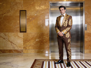 Traje de Etiqueta Color Naranja Óxido para Hombre con Bordado de Hojas Doradas, Traje de Novio Personalizado - Product Image 3