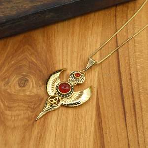 Collier Pendentif Scarabée Égyptien Ailé en Laiton Doré avec Agate Verte et Pierre Cornaline Rouge, Symbole Triquetra, Bijou Spirituel - Product Image 3