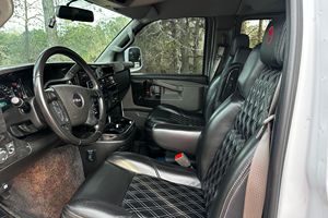 รถตู้แปลงโฉม GMC Savana G2500 Explorer ปี 2023 สภาพใช้งานมาแล้ว ตกแต่งหรูหรา ภายใน 9 ที่นั่ง พร้อมระบบความบันเทิงด้านหลัง - Product Image 4