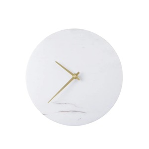 Reloj de pared redondo blanco moderno, decoración del hogar de diseñador, pieza llamativa de lujo artística atemporal elegante para interiores - Product Image 1