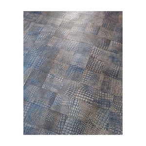 Poils d'élégance naturelle faits à la main sur des tapis en peau de vache brodés pour une texture chaleureuse Prix de gros pour votre espace de vie - Product Image 5