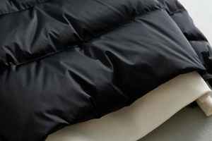 Veste matelassée en toile noire pour homme, manteau rembourré avec col montant et logo avant en polyester - Product Image 4