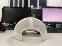 Casquette de baseball rouge personnalisée avec logo d'équipe, dos en maille blanche, 5 panneaux, couleur contrastante, pour uniforme de personnel d'événements extérieurs