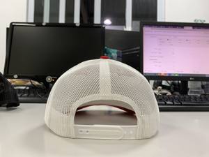 Gorra Trucker Roja con Logotipo Personalizado del Equipo, Malla Blanca en la Parte Trasera, Gorra de 5 Paneles, Gorra de Béisbol con Color en Contraste para Uniformes de Personal de Eventos al Aire Libre - Product Image 5