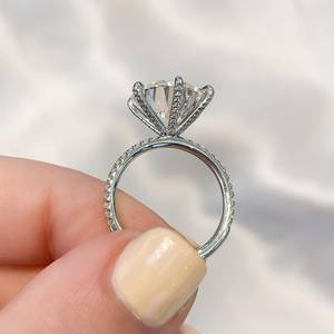 Bague de fiançailles solitaire en diamant de laboratoire rond 5,80 carats, sertie pavé, certifiée IGI D-E-F VVSVS, accessoire de mariage éblouissant - Product Image 3