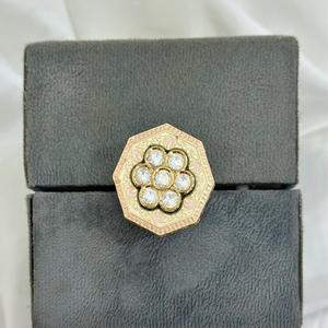 Anillo ajustable de Moissanite Polki Kundan con acabado dorado de excelente calidad de diseñador para la colección de ropa de boda para mujer - Product Image 1