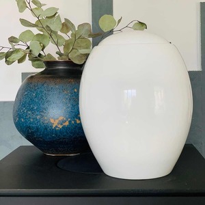 Urne funéraire en métal personnalisée la plus vendue, design moderne, finition mate, faite à la main, vase de table, taille et forme personnalisées, urnes pour adultes - Product Image 1