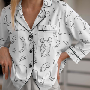 Venta al por mayor primavera y otoño nueva manga larga suelta puede usar dulce estampado casual solapa lindo conjunto de pijamas de mujer - Product Image 4