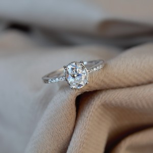 Bague Moissanite élégante et légère en argent sterling Design ovale élégant Cadeau parfait pour les femmes Style minimaliste - Product Image 6