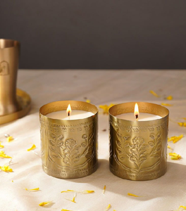 Pot de bougie en or texturé avec un détail de couvercle unique. Une pièce de déclaration luxueuse, disponible au prix de gros - Product Image 6