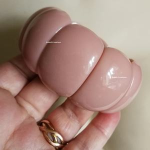 Bracelet large extensible en perles de résine sculptées à la main rose personnalisé Bracelet de mode épais pour les femmes Collection de bijoux Boho - Product Image 1