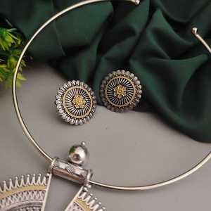 Conjunto de collar Hasli de fusión de dos tonos oxidados para mujer, joyería étnica con acabado de plata y oro antiguo, Ideal para festivales, fiestas - Product Image 2