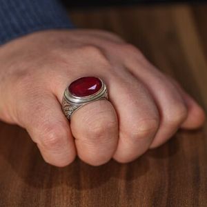 Anillo GRS de plata 925 con baño de rodio, diseño geométrico ovalado hecho a mano, con piedra roja de 17.53g, para uso diario. - Product Image 1
