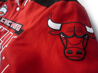 Chaqueta Varsity para Hombre de Chicago, Diseño con Parches Bordados Rojos y Blancos, Estilo Casual de Béisbol, Cuello Vuelto, Cierre de Botón Sencillo, Forro Fino de Piel