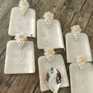 Un soporte de cuchara reisn bellamente hecho a mano para fiestas y eventos especiales - Product Image 1