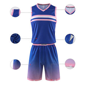 Ensemble de maillots de basket-ball imprimés personnalisés pour hommes Kit de sport en polyester 100% respirant avec chemises et shorts pour l'entraînement - Product Image 4