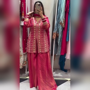 Salwar kameez en coton exclusif avec un haut à richement brodé et un palazzo avec un dupatta assorti pour les sorties décontractées, vente en gros - Product Image 1
