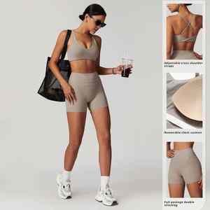 Conjunto de dos piezas de yoga para mujeres OEM diseño personalizado mallas transpirables y Top corto conjunto de entrenamiento para Pilates o ropa deportiva - Product Image 1