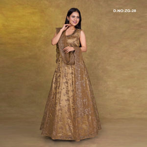 ชุดเดรสเน็ตดีไซเนอร์ ปักลายดอกไม้ทั่วตัว พร้อมผ้าคลุมไหล่เนื้อบางเบาเข้าชุด และลุคหรูหราสำหรับงานปาร์ตี้ ยาวคลุมพื้น - Product Image 2