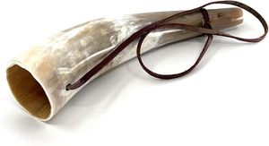 Grande corne viking médiévale authentique avec bracelet en cuir pour les festivals en plein air, les jeux de rôle et les reconstitutions historiques. - Product Image 2