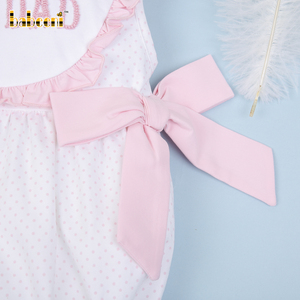 ชุดรอมเปอร์เด็กผู้หญิงติดกระดุมแบบฝรั่งเศส ผ้าฝ้ายออร์แกนิค 100% สีขาวลายจุดชมพู รับผลิตแบบ OEM ODM ขายส่ง รหัสสินค้า BB3007 - Product Image 4