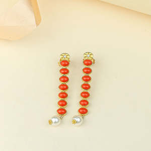 Boucles d'oreilles pendantes Anokhi en or avec perles de corail en cascade - Product Image 2