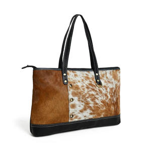 Este bolso de mano de piel de vaca es un elegante bolso de mujer que es una gran opción para un look moderno - Product Image 5