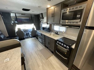 VENDEDOR VERIFICADO DE CARAVANA USADA Coachmen LEPRECHAUN 319MB 2023, Lista para la Venta y Entrega a Nivel Mundial - Product Image 5