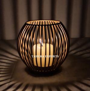 Portavelas elegante de estilo jaula de Marco abierto con estructura aireada y líneas equilibradas para una luz decorativa silenciosa en un interior elegante - Product Image 3