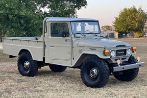 รถแลนด์ครุยเซอร์รุ่นคลาสสิค ปี 1981 แบบกระบะ ขับเคลื่อน 4 ล้อ เกียร์ธรรมดา 4 สปีด เครื่องยนต์ 4.2 ลิตร 2F 6 สูบ สภาพสมบูรณ์ ใช้งานได้ดีเยี่ยม สะอาด ดีเยี่ยมมาก - Product Image 6