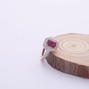 Anillo de Compromiso con Diamante Rojo Cultivado en Laboratorio, Corte Esmeralda, 1.78 ct, Halo de Diamantes, Oro Rosa/Blanco/Amarillo de 9K, Chapado en Rodio, Diseño de Lujo - Product Image 1