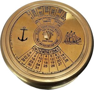 Llavero de brújula clásica de cobre con patrón circular, ligero y ecológico, con grabado de reloj de sol y poema de Robert Frost, ideal para regalo. - Product Image 5