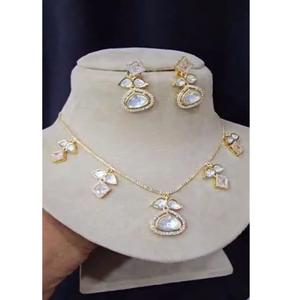 Ensemble de bijoux en laiton pour femmes élégantes à la mode Collier chaîne en Zircon et boucles d'oreilles mignonnes pour la fête de mariage et les célébrations - Product Image 1