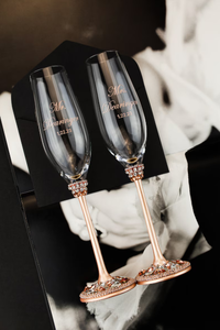 Verres <span class=keywords><strong>à</strong></span> vin en or rose pour la mariée et le marié, ensemble de serveurs <span class=keywords><strong>à</strong></span> gâteau gravés, idée cadeau pour la fête prénuptiale, flûtes <span class=keywords><strong>à</strong></span> <span class=keywords><strong>champagne</strong></span> personnalisées - Product Image 3
