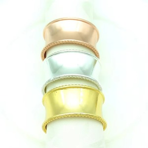 Anneau de serviette coloré accessoire de décoration de table vibrant pour la maison salle à manger mariage et fête élégant design accrocheur et festif - Product Image 3