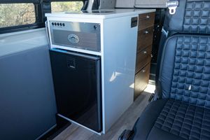 รถเมอร์เซเดส-เบนซ์ สปรินเตอร์ 2500 สตอรี่เทลเลอร์ โอเวอร์แลนด์ โมด 4x4 ปี 2023 สภาพดีเยี่ยม พวงมาลัยซ้าย/ขวา พร้อมส่ง - Product Image 4