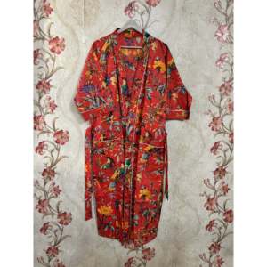 Robe kimono en coton faite à la main avec imprimé d'oiseaux dessiné à la main pour les loisirs - Product Image 1