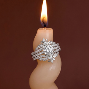 Ensemble de bagues de fiançailles rondes Jeulia avec embellisseur en forme de couronne de cœur - Product Image 4