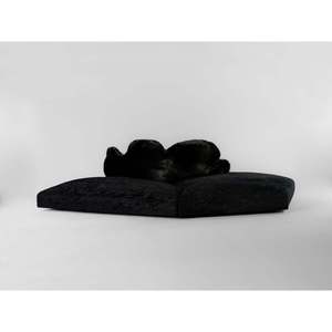Sofá Chesterfield Negro Minimalista de Una Plaza, Diseño Convertible, Tapicería de Terciopelo y Cuero Genuino para Salas de Estar Contemporáneas - Product Image 1