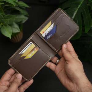 Cartera Bifold Geométrica Clásica No. 55 Pro, Cuero Marrón Oxidado, con Múltiples Ranuras para Tarjetas y 5 Años de Garantía - Product Image 4