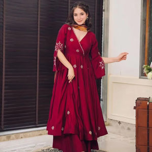 Vestido de fiesta de diseñador y Dupatta con trabajo de secuencia de bordado - Product Image 1