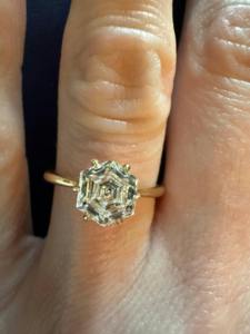 Bague de fiançailles en or massif jaune 14k avec diamant taillé dans un hexagone de laboratoire, parfaite pour un mariage simple ou un cadeau d'anniversaire. - Product Image 2